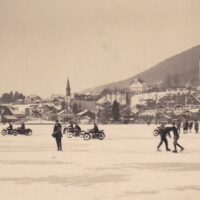 1929: zamrzlá hladina Attersee před městečkem Attersee