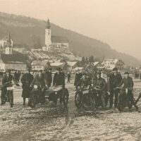 1929: zamrzlá hladina Attersee před městečkem Attersee