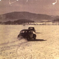 1963: automobil na zamrzlé hladině Attersee před Seewalchenem